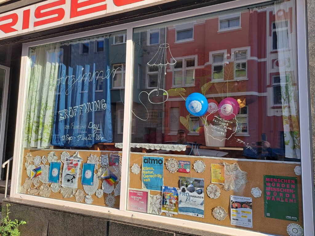 Bunt gestaltete Schaufensterfront des frohnzimmers in Essen-Frohnhausen.
